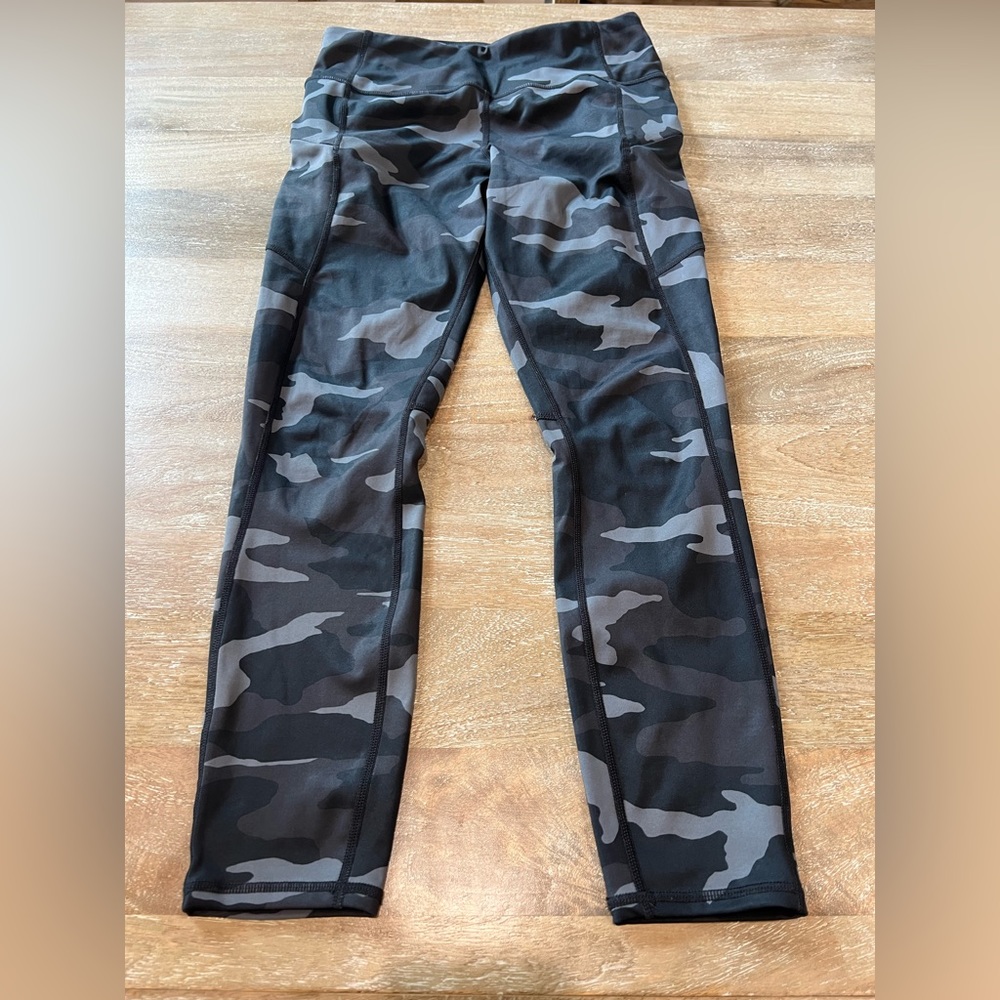 Athleta Black Camo leggings with hidden zip starch pockets, Size small